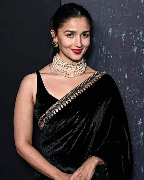 Jewellery For Black Saree, Bangles Photography, Aliya Bhatt, Saree Jewellery, Celebrity Casual Outfits, Velvet Dress Designs, Bridal Lehenga Collection, Desi Fashion Casual, Saree Designs Party Wear