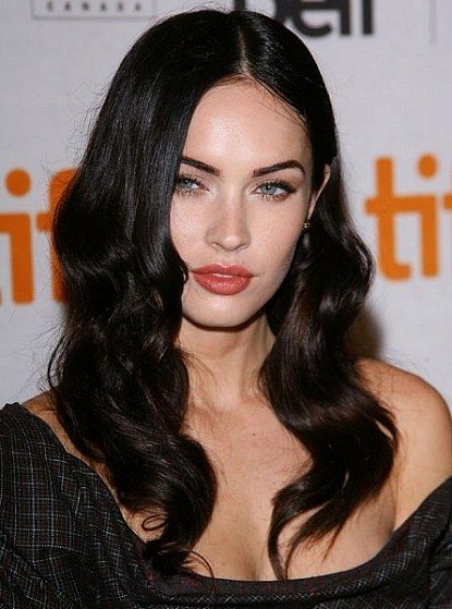 A center part with stick-straight hair can conjure up visions of grade-school picture day, but Fox pulls it off with grown-up undulating waves and not a hint of school girlishness. Black Hair Celebrities, Megan Fox Makeup, Black Hair Pale Skin, Soft Black Hair, Megan Fox Hair, Hair Pale Skin, Brow Stylist, Jet Black Hair, Black Hair Color