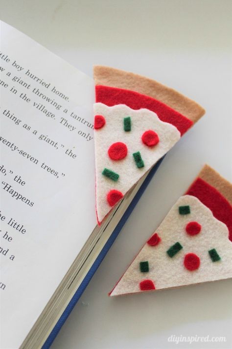 How to make a no sew DIY Felt Pizza Bookmark for a back to school kid’s craft. Felt Pizza, Pizza Craft, Easy Felt Crafts, Sew Felt, Felt Craft Projects, Felt Bookmark, Felt Crafts Diy, Felt Projects, Diy Felt