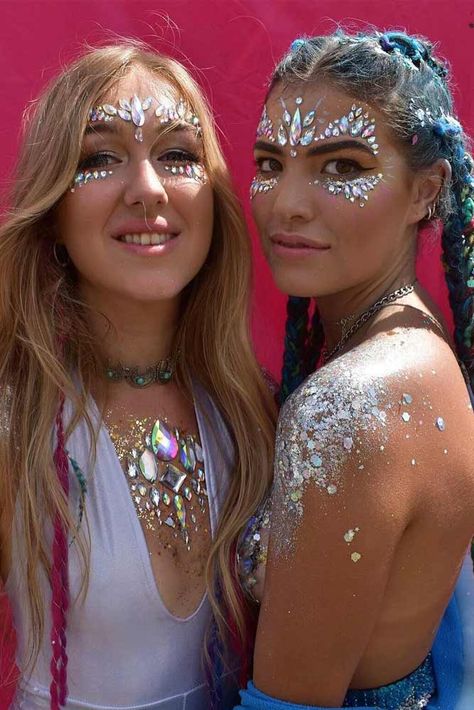 30 Coachella Makeup Inspired Looks To Be The Real Hit Festival Rave Makeup, Glitter Beards, Jewel Makeup, Coachella Makeup, Make Carnaval, Coachella Party, Festival Makeup Glitter, Makeup Inspired, Festival Face