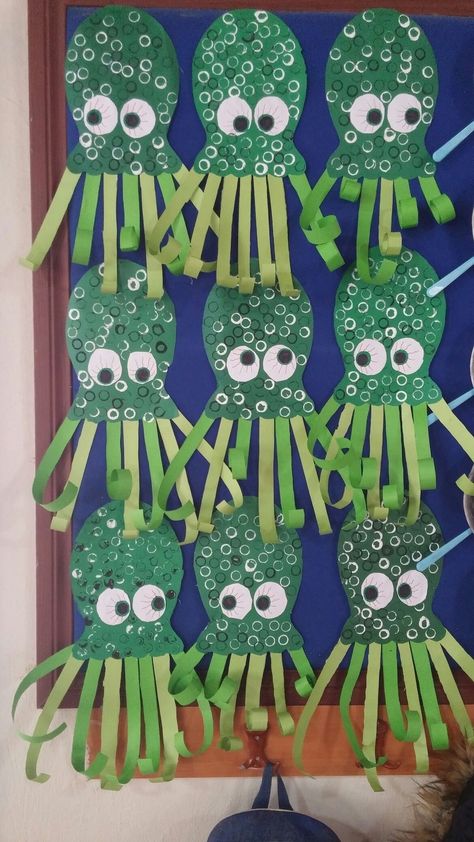 Basteln mit Kindern im Sommer - tolle Ideen, einfach umgesetzt! * Mission Mom Octopus Art For Kids, Painted Octopus, Octopus Craft, Green Octopus, Octopus Crafts, Under The Sea Crafts, Jellyfish Craft, Sea Crafts, Ocean Crafts