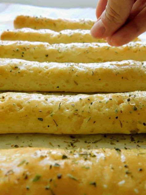 Amazing gluten free breadsticks that can be on your table in 45 minutes! #glutenfreebead #glutenfreerecipes #glutenfreebreadsticks Gluten Free Breadsticks, Pan Sin Gluten, Bread Sticks, Gluten Free Recipes Bread, Gluten Free Living, Gluten Free Eating, Gluten Free Recipes Easy, Breadsticks, Foods With Gluten