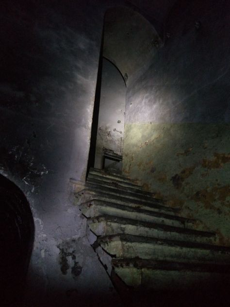 Empty House Aesthetic, Creepy Stairs, Abandoned Hallway, Scary Room, Creepy Basement, Creepy Atmosphere, Dark Basement, Eerie Places, Scary Backgrounds