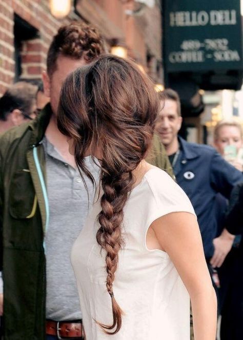 messy braid. Messy Side Braid, Selena Gomez Hair, Side Braid Hairstyles, Side Braid, Hair Envy, Great Hair, Messy Hairstyles, Hair Dos, Gorgeous Hair