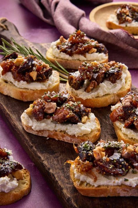 🎄 Get your holiday party started with this easy and delicious Fig & Goat Cheese Crostini recipe! 🧀🍞🍯 Perfect for small gatherings or big family dinners. Creamy goat cheese, sweet figs, fragrant rosemary and crunchy walnuts - a flavor explosion in every bite! 😋 #HolidayAppetizer Fig Recipes Appetizers, Fig Crostini, Fig Appetizer Recipes, Aperol Cocktails, Baked Brie With Jam, Big Family Dinners, Fig Goat Cheese, Fig Appetizer, Wonton Appetizers