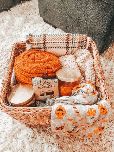 Gift Basket Ideas, Fall Gift Baskets, Presente Diy, Best Gift Baskets, Halloween Baskets, Spooky Gifts, Fall Halloween Decor, Fall Feels, Happy Fall Y'all