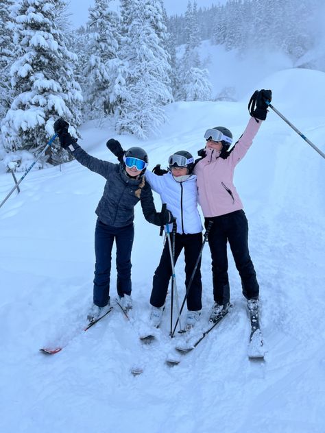 Ski Pics With Friends, Snow Trip With Friends, Skiing With Friends Aesthetic, Ski Holiday Aesthetic, Friends Ski Trip, Ski Trip Friends, Ski Trip Aesthetic Friends, Winter Group Activities, Winter With Friends Aesthetic