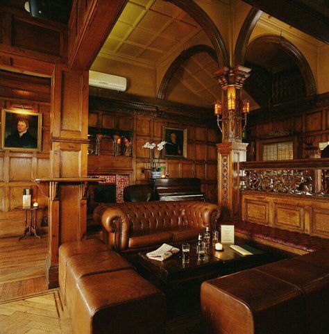 British-inspired home pub/sitting room for relaxing and entertaining.  Love the brown woods, artwork, wood detailing, and tufted leather. Gentlemans Room, Tea Guide, Hotel Cleaning, Ultimate Man Cave, Home Pub, Tufted Leather, Man Room, Basement Renovations, London Hotels