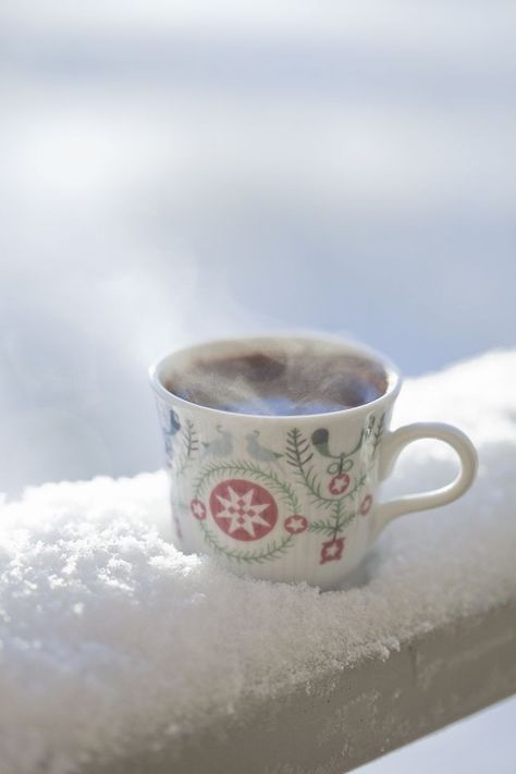 Winter Tea, Sweet Coffee, Winter Coffee, Winter Fairy, Coffee Photography, Aesthetic Coffee, Winter Pictures, Coffee And Books, Christmas Mood