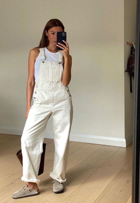 White Overalls Outfit, Dungaree Outfit, Comfy Summer Outfits, White Overalls, Style Overalls, Look Jean, Overall Outfit, Skandinavian Fashion, Chique Outfits