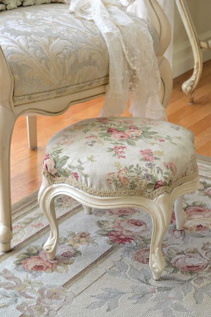 Jennelise: The Perfect Table Shabby Chic Armchair, Camera Shabby Chic, Shabby Chic Decorating, Muebles Shabby Chic, Shabby Chic Painting, Shabby Chic Dining, Shabby Chic Wall Decor, Decoration Shabby, Cottage Shabby Chic