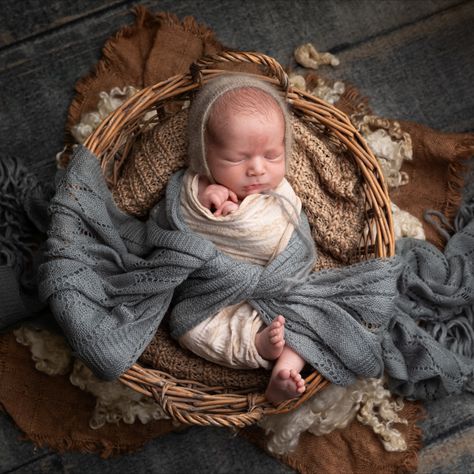 Newborn baby photography with neutral colors. Baby in the basket. Newborn Photo Basket, Newborn Basket Photography, Newborn In Basket Photography, Newborn In Basket, Newborn Moses Basket Photography, Baby In Basket Pictures, Newborn Basket Pictures, Photography Baskets, Newborn Photography Basket