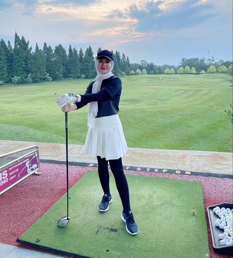 Outfit Golf Women Hijab, Hijabi Sports Outfit, Modest Sporty Outfits, Hijab Sport Outfit, Gym Pose, Outfit Tennis, Sport Fits, Sports Hijab, Golf Women