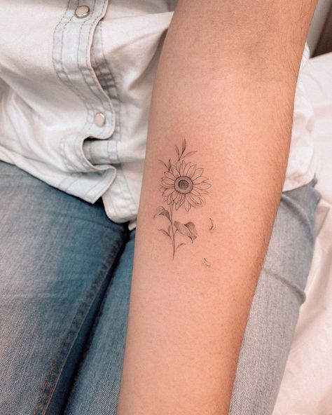 Pretty Sunflower Tattoo, Sunflower Tattoos Fine Line, Simplistic Sunflower Tattoo, Small Tattoos Sunflower, Single Sunflower Tattoo, Black Sunflower Tattoo, Unique Sunflower Tattoos For Women, Fine Line Sunflower, Girasoles Tattoo