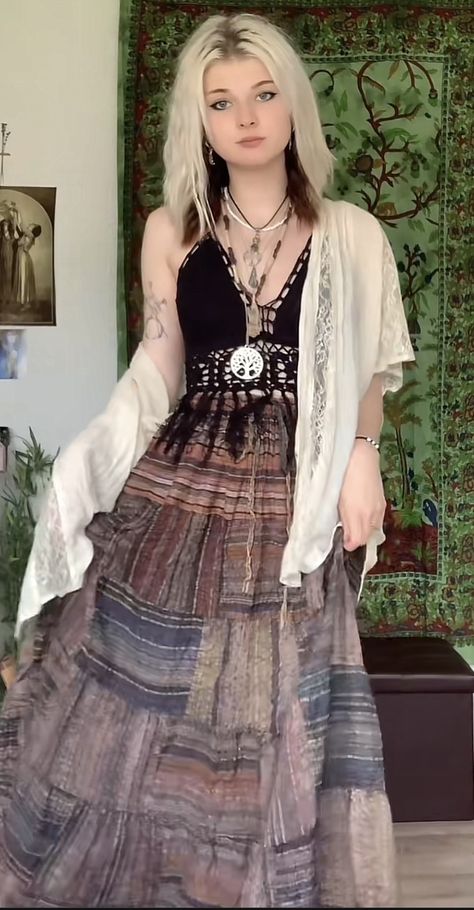 Hippie Outfit Inspo, Moda Hippie, Long Skirt Fashion, Cottagecore Outfits, Earthy Outfits, Estilo Hippie, Boho Style Outfits, Hippie Style Clothing, Witchy Fashion