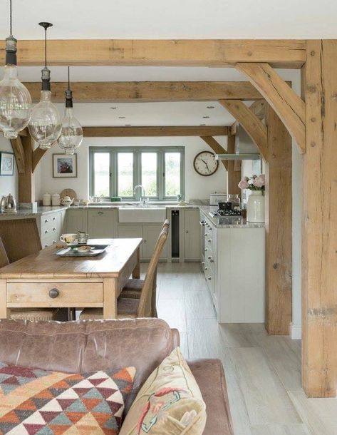 Casa Vintage, Cottage Kitchens, Cottage Interiors, Country Living Room, Wood Beams, Style At Home, Open Kitchen, Breakfast Room, Cheap Home Decor