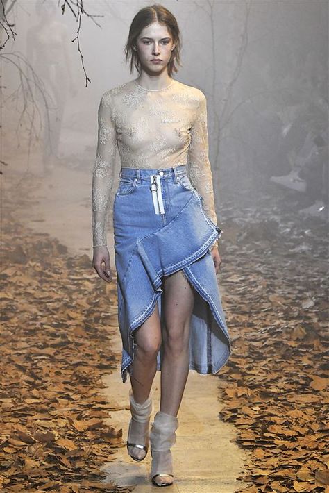 Off White | Paris F/W 17/18 Denim Skirt Runway, Skirt Runway, Fur Dress, Runway Fashion Couture, Upcycle Jeans, Love Jeans, Jeans Diy, Denim Trends, Fashion Industry