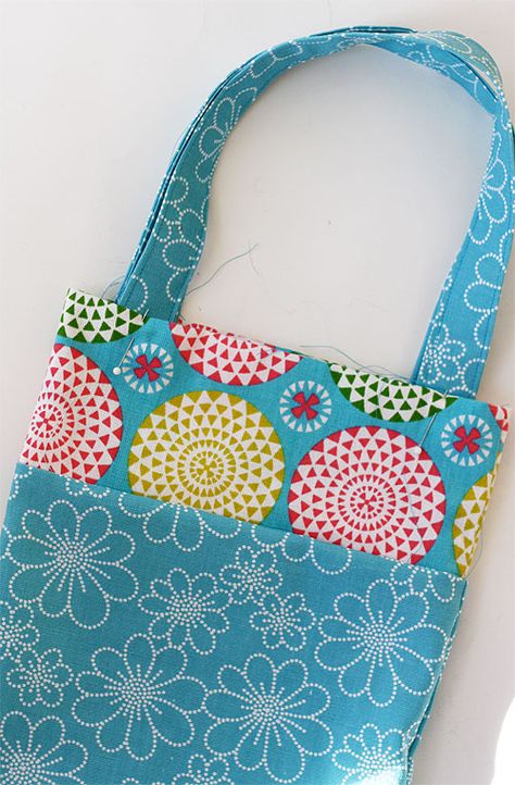 Easy tote bag tutorial for kids | Skip To My Lou Rag Purses Bag Tutorials, Diy Bags No Sew, Kids Tote Bag, Diy Tote, Tote Bag Tutorial, Fabric Purses, Tote Bags Sewing, Diy Tote Bag, Sewing Projects For Kids