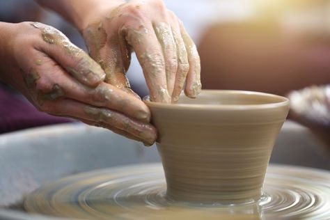 Learn about three key characteristics that are necessary for a clay body to work well for throwing. Vases Handmade, Garlic Jar, Throwing Clay, Coil Pottery, Coil Pots, Traditional Pottery, Pottery Videos, Ceramic Workshop, Pottery Workshop