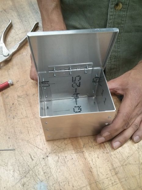 Picture of A riveted metal box with lid Pliage Tole, Aluminum Sheet Metal, Sheet Metal Tools, Metal Tool Box, Welding Tips, Metal Fab, Sheet Metal Fabrication, Welding Rods, Metal Working Projects