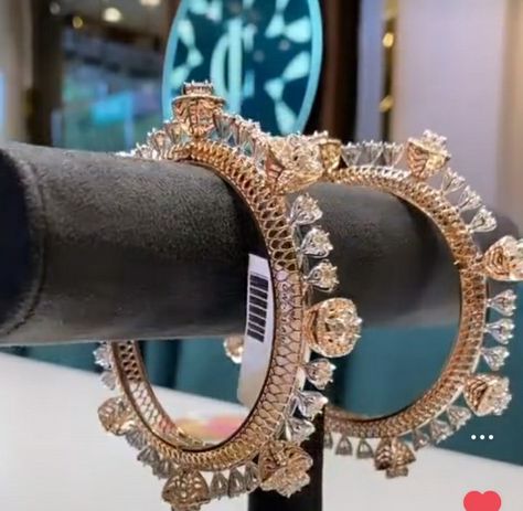 Pacheli Bangle, Bangles Diamond, Fancy Diamond Ring, Bridal Diamond Necklace, Bridal Chura, Ladies Bangles, Diamond Bangles, Hand Beaded Embroidery, Diamond Pendants Designs