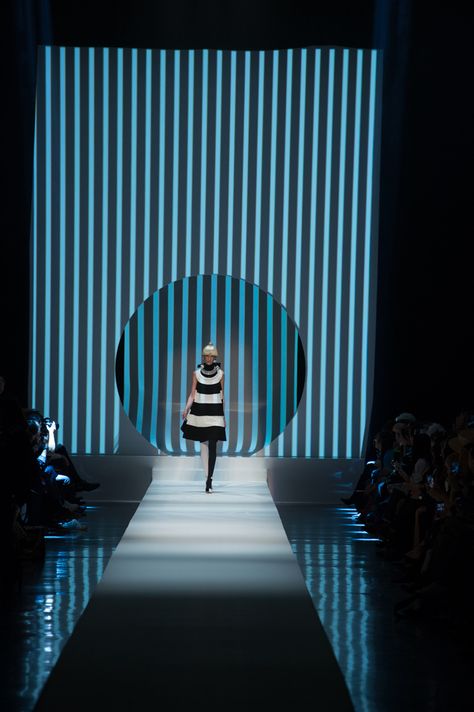 Le défilé Jean-Paul Gaultier haute couture printemps-ete 2018 à Paris. Runway Design Stage, Fashion Show Runway Stage, Fashion Show Design, Catwalk Design, Fashion Show Runway, Contemporary Lighting Design, Jardin Des Tuileries, Stage Set Design, Mall Design