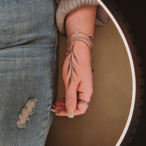 Shop Minimum Tattoo Ideas, Thumb Tattoo Ideas, Thumb Tattoo, Tattoo Main, Thumb Tattoos, Hand And Finger Tattoos, Simple Henna Tattoo, Hand Tats, Vine Tattoos