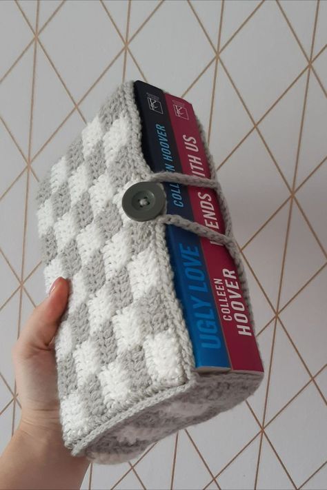 Aesthetic Bookbag, Crochet Book Bag, Crochet Book, Mode Crochet, Crochet Business, Crochet Design Pattern, Book Holder, Beginner Crochet Projects, Fun Crochet Projects