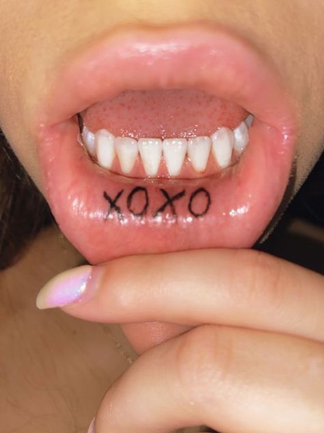 Do you want to get a really crazy and sexy tattoo? Here you will find 10 original inside lip tattoos! Look through the drawbacks and benefits before getting such tattoos. We prepared 40 beautiful designs that must attract your attention. Inner Lip Tattoo Aesthetic, Lip Tattoo Aesthetic, Cute Lip Tattoos, Inner Lip Tattoo Ideas, Tatto Lips, Lip Tats, Inside Lip Tattoos, Lip Tattoo Ideas, Inner Lip Tattoo