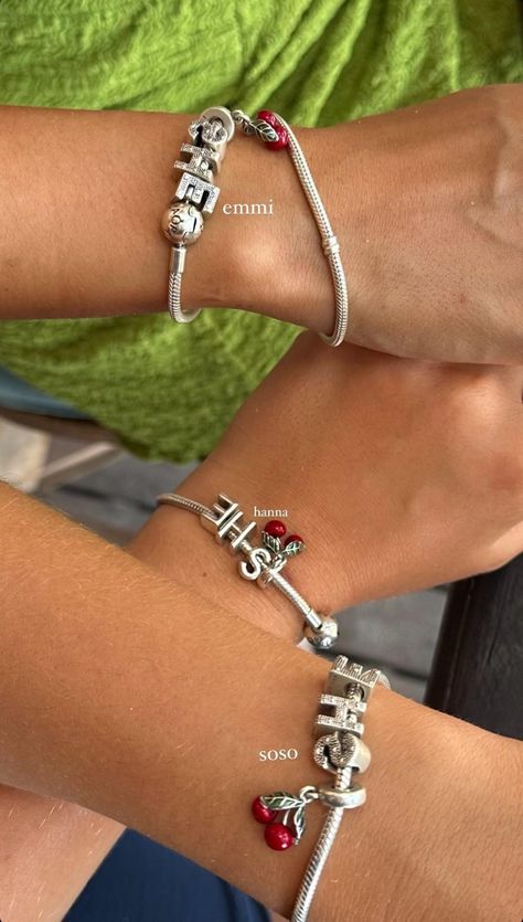 Pandora Best Friend Bracelets, Pandora Me Bracelet, Pandora Bracelet Charms Ideas, Girly Bracelets, Pandora Bracelet Designs, Dope Jewelry Accessories, Sweet Jewelry, Pandora Style, Pandora Bracelet Charms