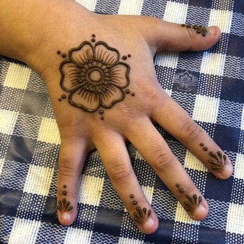 Mehndi Back Hand Designs Easy, Henna Design For Kids Simple, Mehandi Design For Kids Hands, Simple Mehendi For Kids, Mehedi Design For Kids, Mehendi For Kids Hands, Mehendi Designs For Hands For Kids, Kids Henna Designs Simple, Easy Kids Mehndi Designs