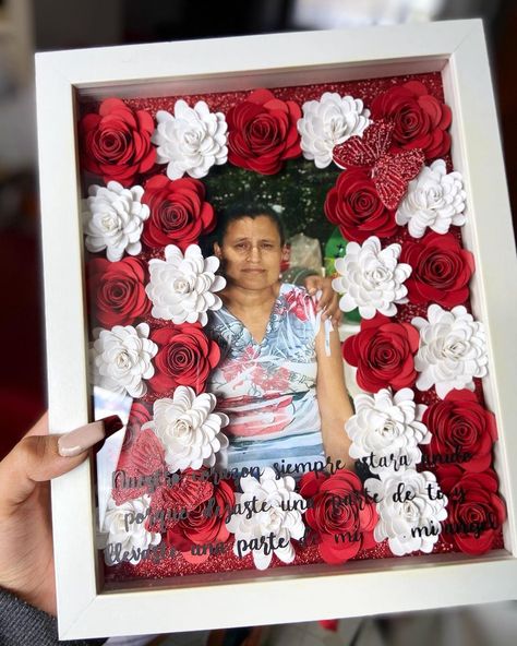 GonCrafty’s Instagram post: “👼🏽👼🏽👼🏽👼🏽👼🏽👼🏽 Happy Friday! How pretty is this remembrance shadow box 👼🏽 😍😍😍Im in love with this color combo! You can never go wrong with…” Memorial Projects, Red White Flowers, Shadow Box Gifts, Flower Shadow, Custom Shadow Box, Red And White Flowers, Flower Shadow Box, Box Gifts, Creation Crafts