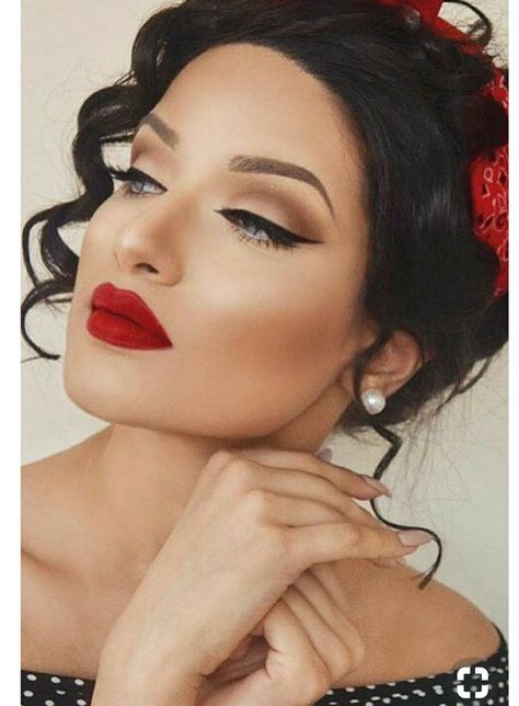 Maquillage Pin Up, Cabelo Pin Up, Rockabilly Makeup, 50s Makeup, Vintage Makeup Looks, Black Eye Makeup, Pin Up Makeup, Pin Up Looks, Eye Makeup Styles