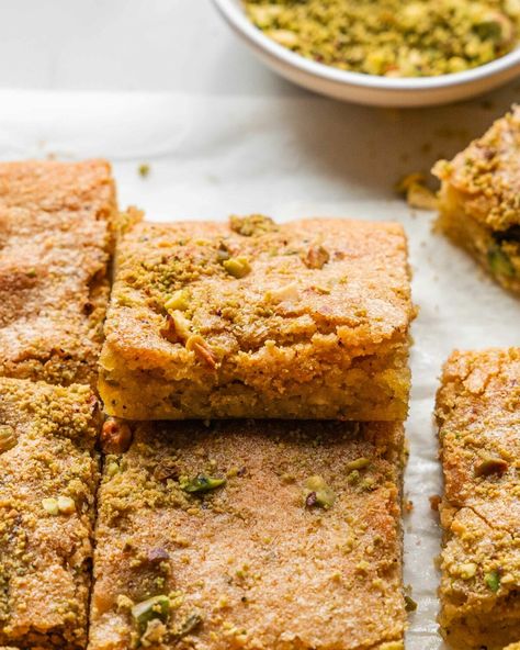 Pistachio Blondies Recipe: Simple & Delicious | Culinary Cartel Pistachio Blondies Recipe, Pistachio Blondies 12 Tomatoes, Pistachio Blondies, Pistachio Bars, Pistachio Recipes, Pistachio Pudding, Blondies Recipe, Love Eat, Baking Tins