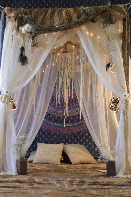 Eye For Design: Decorating Gypsy Chic Style Indoor Forts, Bohemian Bedrooms, Lights Aesthetic, Deco Boheme, Bohol, Bohemian Bedroom, Canopy Bed, Kit Home, Cool Ideas