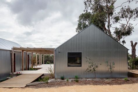 Colourbond House Exterior, Woolshed House, Shed Turned House, Shed Homes Interior, Australian Farmhouse, Livable Sheds, Steel Homes, Office Cabin, Exterior Finishes