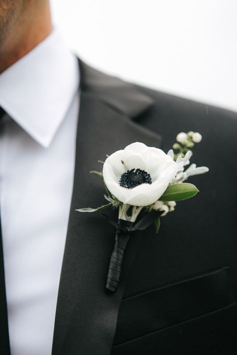 Black Tie Boutonniere, Classy Boutineer, Modern Boutineers, White Anemone Boutonniere, Single Flower Boutonniere, White Groom Boutonniere, Boutinerre Groom, Men's Boutonniere Wedding, Simple Groom Boutonniere