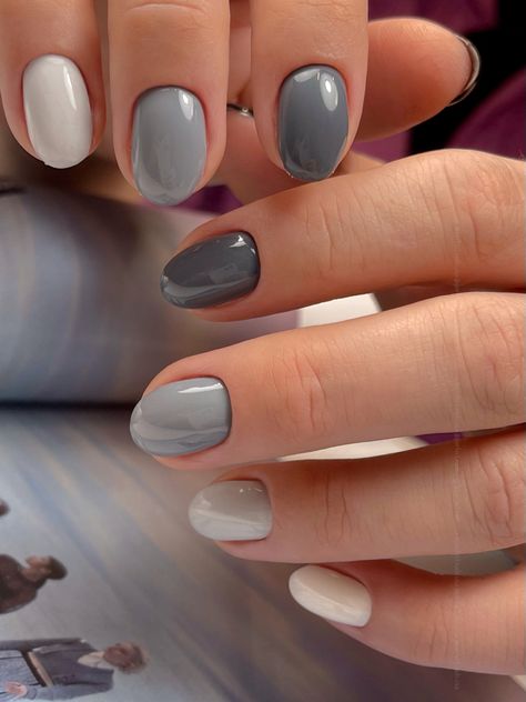 Grey Gel Manicure, Gray Summer Nails, Grey And White Nails Ideas, Short Nails Grey, Grey And White Nail Designs, Gray Nail Ideas, Nails Gris, Shades Of Grey Nails, Nail Art Gris