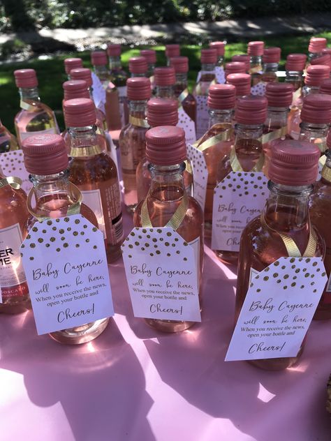 Wine souvenirs for baby shower Rainbow Shower Ideas, Baby Shower Souvenirs Girl, Remission Party, Strawberry Shortcake Baby, Diy Baby Shower Games, Custom Treats, Outdoor Beach Wedding, Baby Shower Game Prizes, Baby Belle