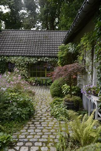 cobblestone patio designs 14 Cobblestone Patio, Design Per Patio, Landscape Diy, Landscape Beautiful, Garden Types, Stone Path, The Secret Garden, Garden Pathway, Courtyard Garden