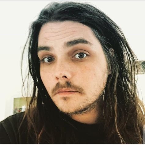 Gearad once said he never could grow a beard well look at him now....🤔😂 Black Parade, Taking Selfies, Frank Iero, Gerard Way, Emo Bands, My Chemical, My Chemical Romance, Rock Bands, Selfies