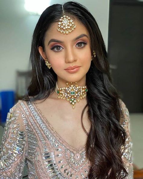 Stunning Engagement Makeup Looks To Steal From Real Brides Engagement Looks, Wedding Guest Makeup, Engagement Look, Indian Wedding Makeup, Indian Bride Makeup, Bridal Makeup Images, Engagement Hairstyles, Engagement Makeup, Subtle Makeup