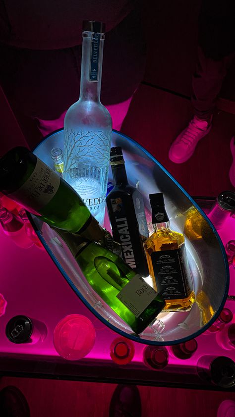 Drinks In The Club, Alcohol Snap, Club Drinks, Alcohol Pictures, Alcoholic Drinks Pictures, Liqueur Drinks, Wine Glassware, Pretty Alcoholic Drinks, Nightlife Party