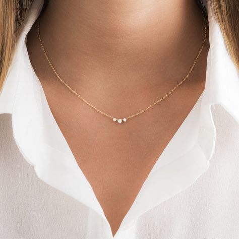 Our delicate round diamond necklace makes the perfect accessory! This dainty diamond necklace features 3 round brilliant cut prong set diamonds along with a sturdy 1.3mm cable chain and spring clasp for additional security. Our meaningful diamond necklace is available in three different 14K Gold colors: White Gold and Yellow Gold. ✨ Features ✨ • Ready To Ship. • Made in the USA.• Gold : Solid 14K• Choice of Gold: Yellow Gold, White Gold• Diamond Cut: Round • 3 VS quality Genuine Diamonds• Packag 3 Diamond Necklace Simple, Minimal Diamond Pendant, Grad Jewelry Gold, Dainty Diamond Jewelry, Three Diamond Necklace, Diamond Necklace Simple Classy, 3 Diamond Necklace, Grad Necklace, Everyday Gold Necklace