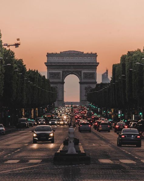 ℂaro | 𖤥 Paris Photographer on Instagram: “A sweet sunset on the Champs-Elysées! 😍 - Carolina's version ( there are many pictures of this place, but I wanted mine, with my own style…” Champs Elysees Aesthetic, Champ Elysees, Paris Locations, Sofia Grace, France Pictures, Champs Elysees Paris, Ghost City, Champs Élysées, Paris Itinerary