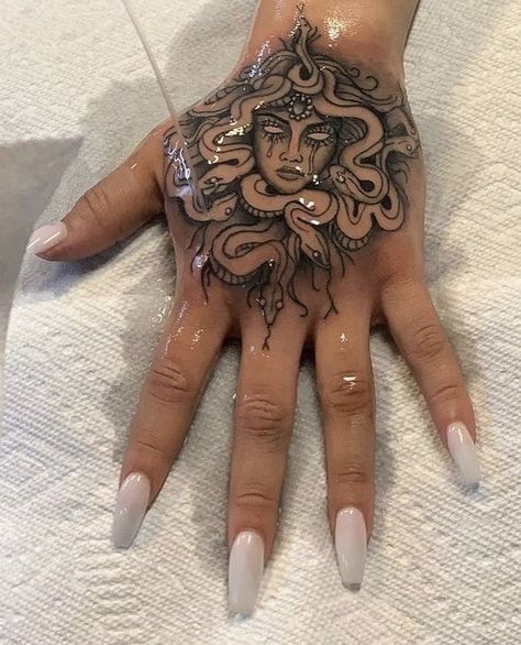 Tattoo Ak47, Girly Hand Tattoos, Medusa Tattoo Design, Hand Tattoos For Girls, Cute Hand Tattoos, Pretty Hand Tattoos, Tasteful Tattoos, Tattoos For Black Skin, Medusa Tattoo