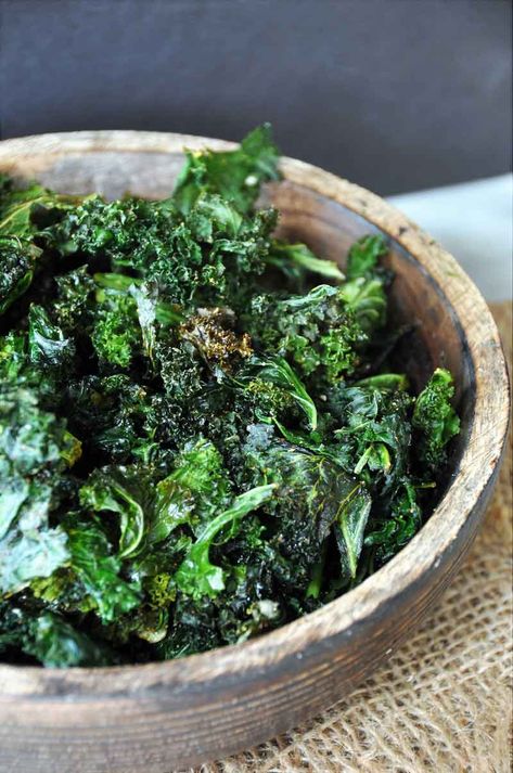 Make your own spicy kale chips at home. Find out how at www.veganosity.com Dehydrated Kale, Dehydrated Kale Chips, Healthy Kale Chips, Paleo Chips, Chip Alternative, Homemade Kale Chips, Kale Chips Recipe, Kale Chips Baked, Garlic Kale