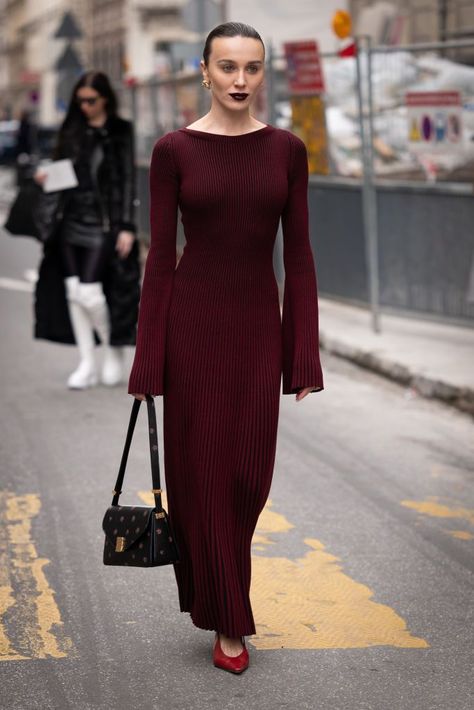 Autumn Dresses Outfit, Monochromatic Outfit Skirt, Dress Trends 2024, Fall Dresses 2023, Dark Color Outfits, Cool Modest Outfits, Wool Dress Outfit, Street Style 23, H And M Outfits