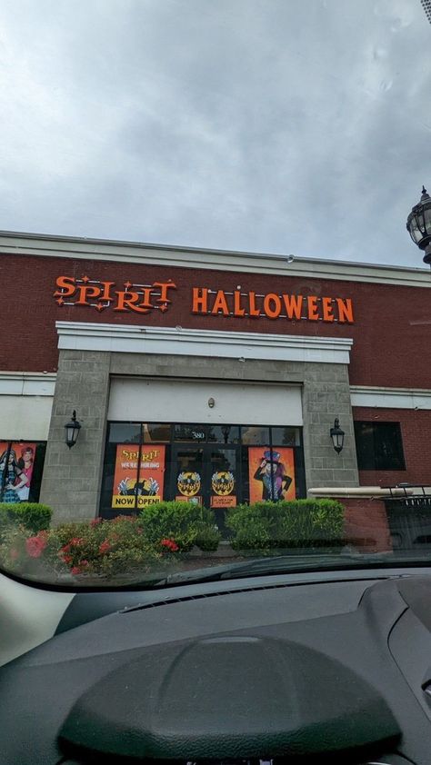 Halloween Store Aesthetic, Spirit Halloween Aesthetic, Spirt Halloween, Spirit Halloween Store, Halloween Stores, Halloween Spirit Store, Halloween Sleepover, Spirit Halloween Costumes, Spooky Szn