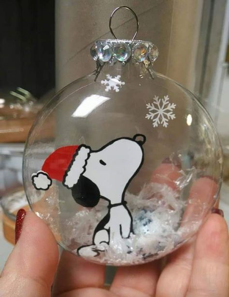 Cute Ordiment Designs, Christmas Ornaments Balls Ideas, Painting Ordiment Ideas, Oogie Boogie Ornament, Snoopy Diy Ornaments, Christmas Bulb Crafts Diy, Snow Man Ornament Craft, Ornament Ball Ideas, Ordiment Decorating Ideas